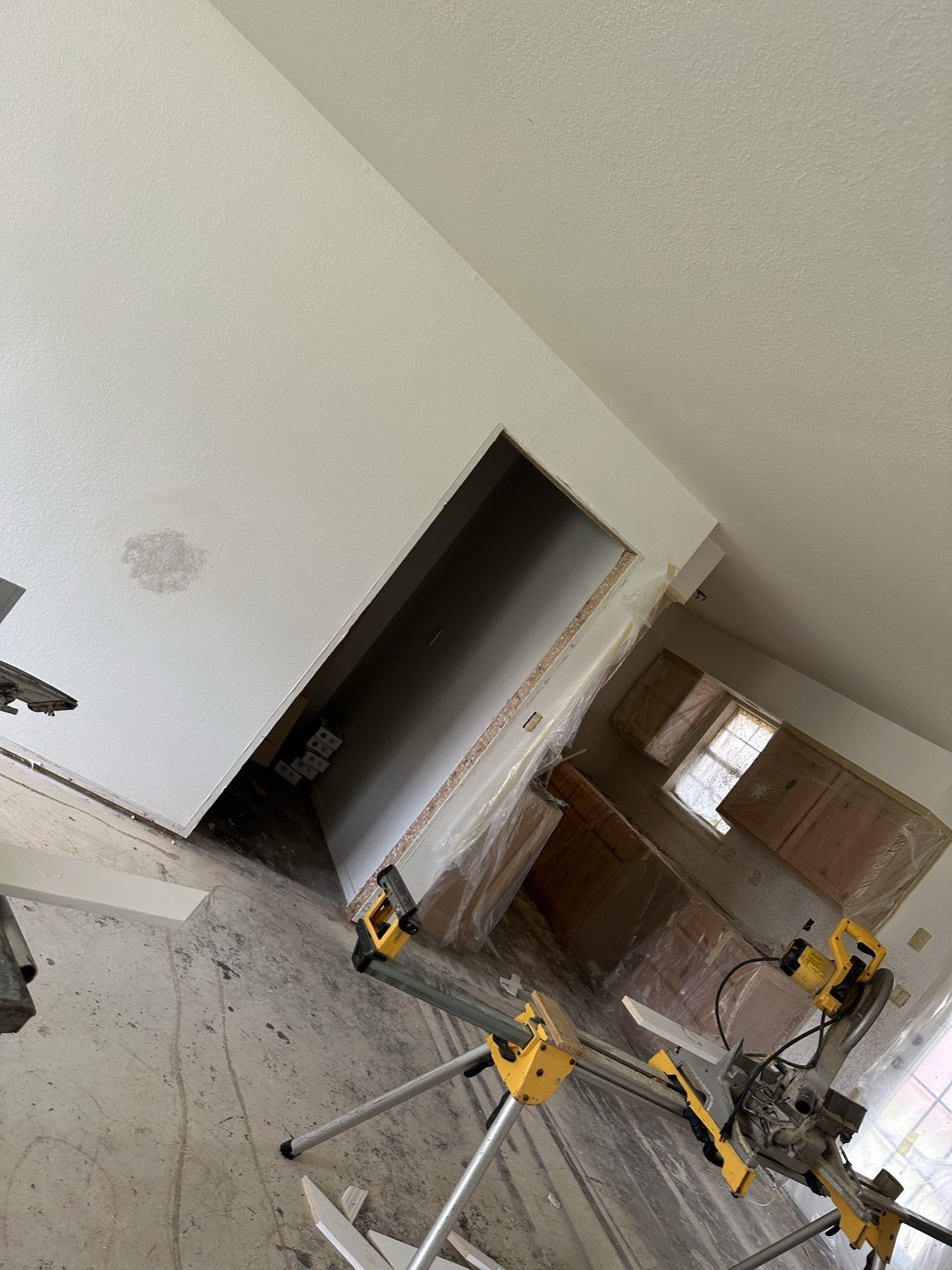 Guevara crew using drywall lift on a residential job